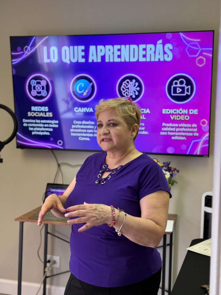 Leticia Aboytes impartiendo Business Up Academy